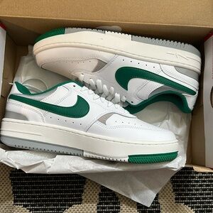 Nike White and Green Sneakers Classic Design